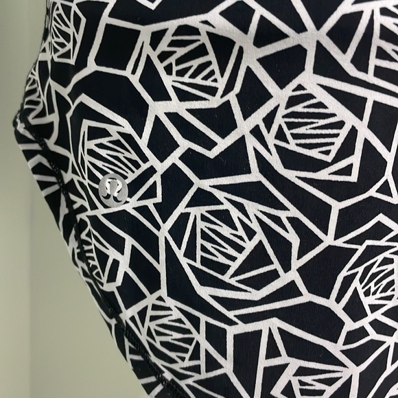 Lululemon Sculpt Posey Black and White Roses Tank size 6 - Picture 9 of 9